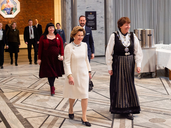 Dronningen og Kronprinsen ankommer feiringen av Samefolkets dag i Oslo Rådhus. ledsaget av ordfører Marianne Borgen. Foto: Espen Sturlason, Oslo kommune